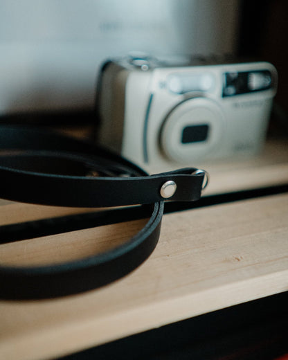 Dünner Leder Kameragurt Handgemacht | Strapnstyles – Thin Vintage Leather Camera Strap - strapnstyles