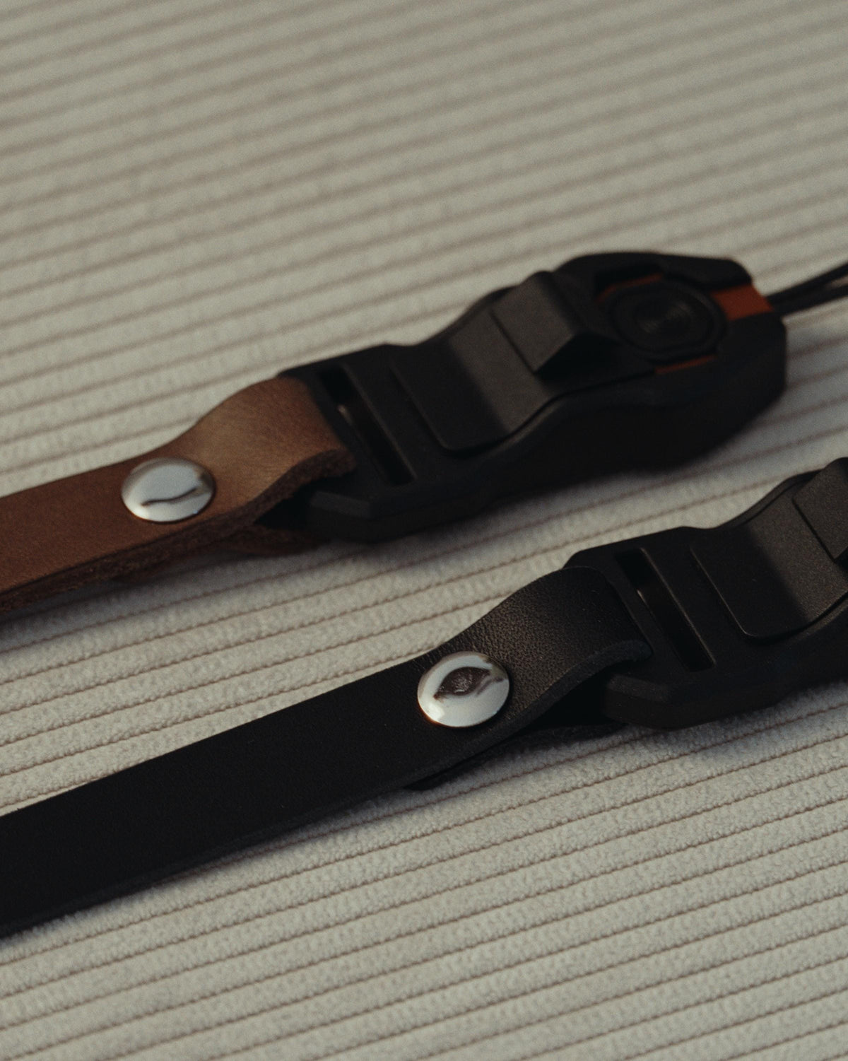 Leder Handschlaufe Quick Release Pro in Schwarz strapnstyles