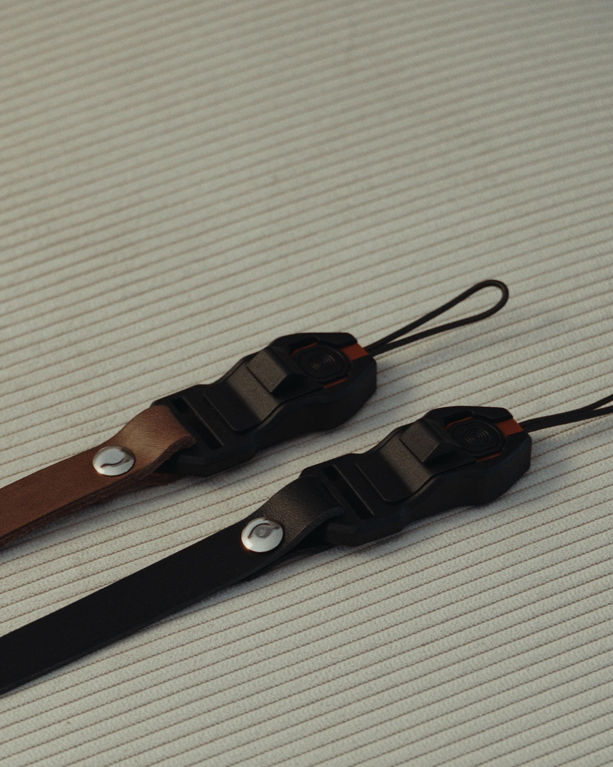 Leder Handschlaufe Quick Release Pro in Schwarz strapnstyles