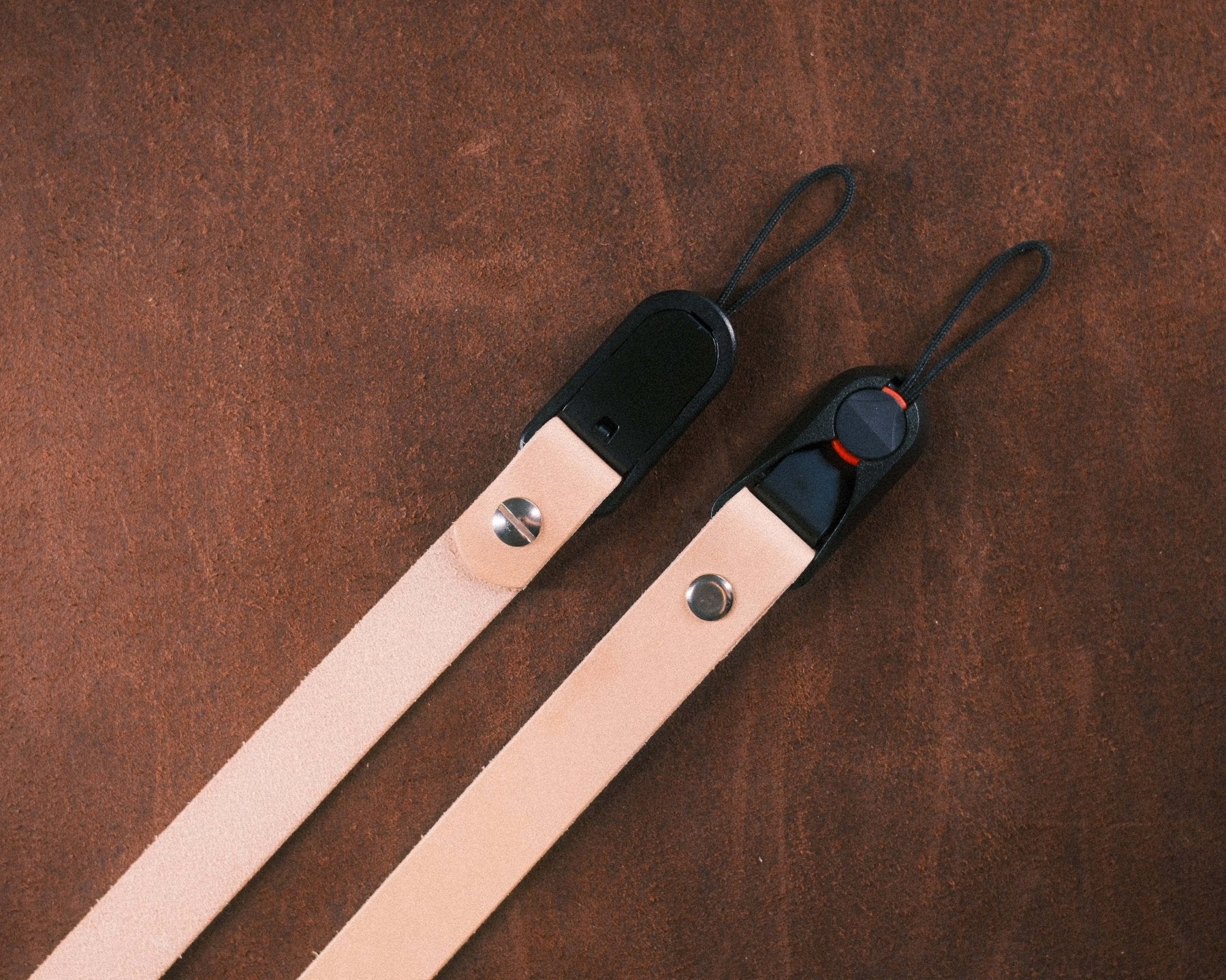 Kameragurt aus Leder mit Schnellverschluss, Quick Release Vintage Ledergurt für DSLR & Filmkameras, schmaler Leather Camera Strap - strapnstyles