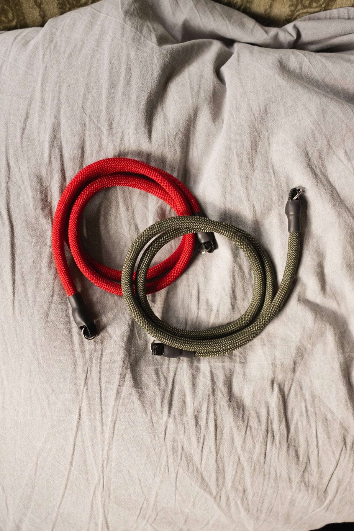 Kameraseil, Kameragurt in Grün, Rot & Schwarz aus Kletterseil, für DSLR oder DSLM, Analog - Kameras und Streetfotografie Vintage Camera Strap - strapnstyles