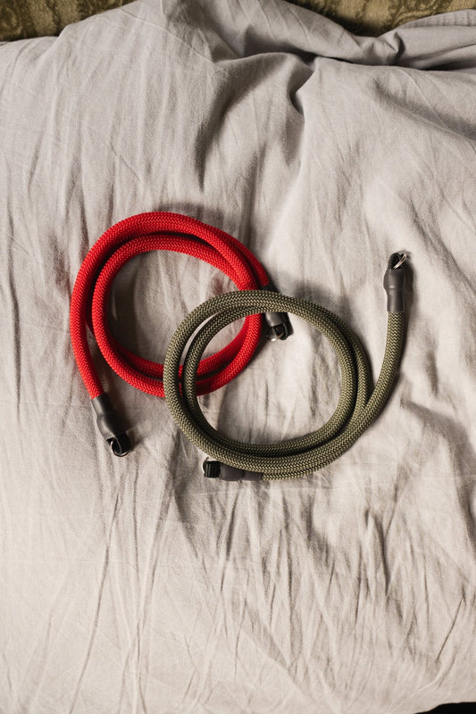 Kameraseil, Kameragurt in Grün, Rot & Schwarz aus Kletterseil, für DSLR oder DSLM, Analog - Kameras und Streetfotografie Vintage Camera Strap - strapnstyles