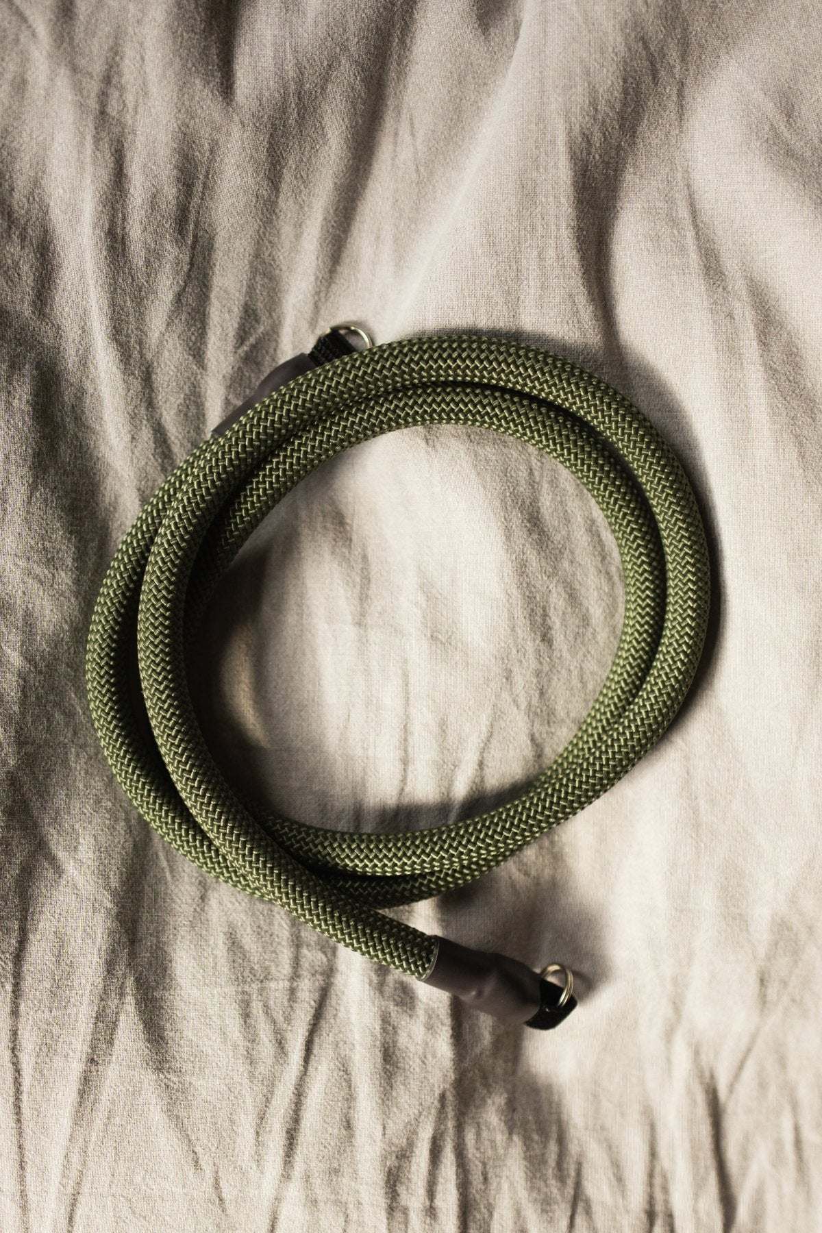 Kameraseil, Kameragurt in Grün, Rot & Schwarz aus Kletterseil, für DSLR oder DSLM, Analog - Kameras und Streetfotografie Vintage Camera Strap - strapnstyles
