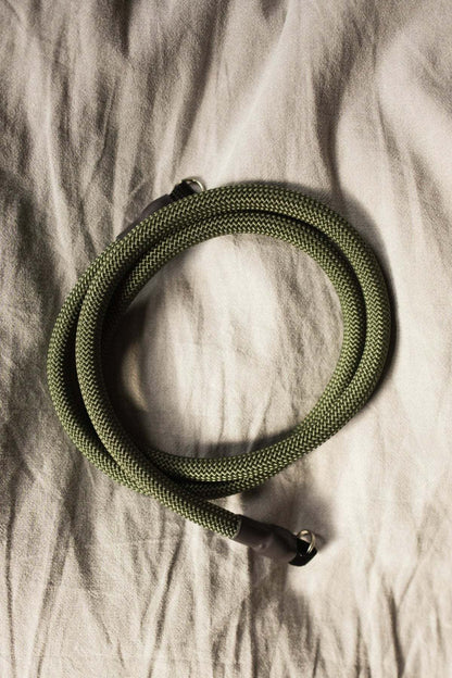 Kameraseil, Kameragurt in Grün, Rot & Schwarz aus Kletterseil, für DSLR oder DSLM, Analog - Kameras und Streetfotografie Vintage Camera Strap - strapnstyles