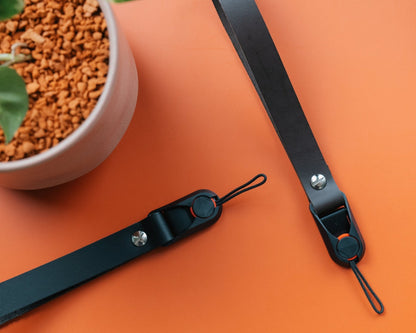 Kurze Leder Quick Release Handschlaufe, Kameragurt in Schwarz und weiteren Farben für Analoge und DSLR Kamera - Vintage Camera Strap - strapnstyles