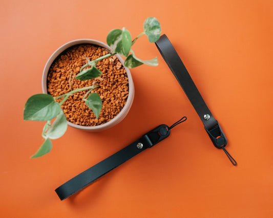 Kurze Leder Quick Release Handschlaufe, Kameragurt in Schwarz und weiteren Farben für Analoge und DSLR Kamera - Vintage Camera Strap - strapnstyles