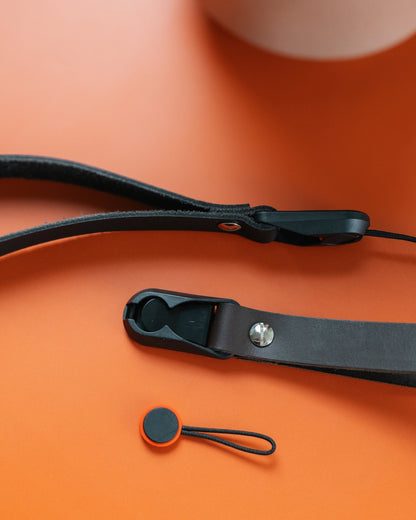 Kurze Leder Quick Release Handschlaufe, Kameragurt in Schwarz und weiteren Farben für Analoge und DSLR Kamera - Vintage Camera Strap - strapnstyles