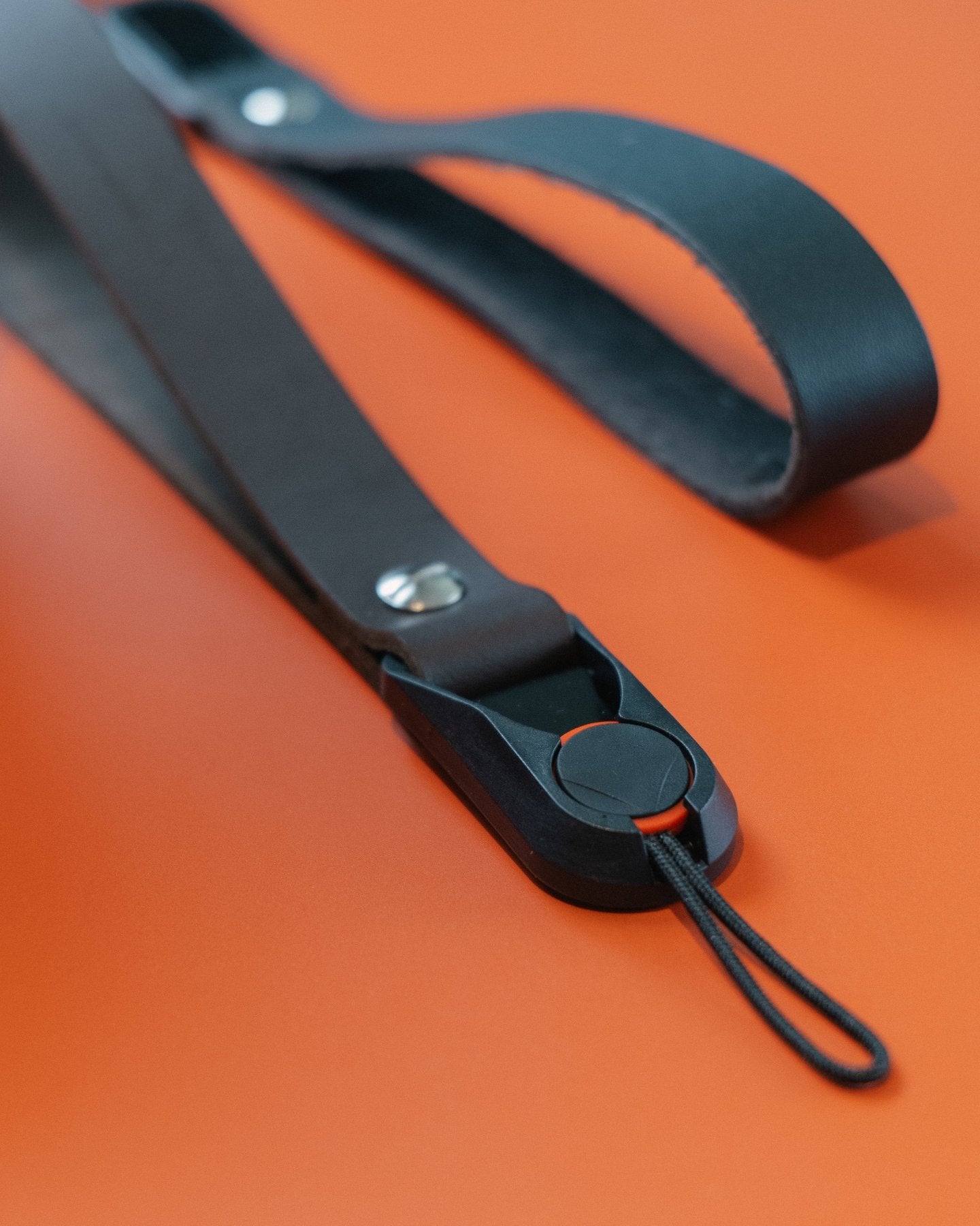 Kurze Leder Quick Release Handschlaufe, Kameragurt in Schwarz und weiteren Farben für Analoge und DSLR Kamera - Vintage Camera Strap - strapnstyles