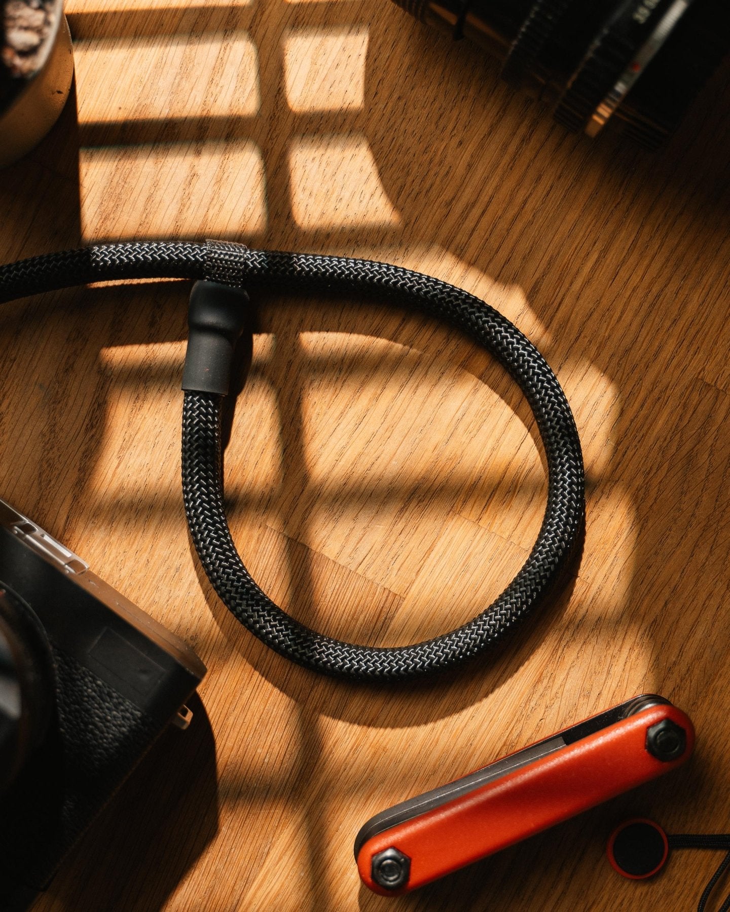 Kurzes Kameraseil, Handschlaufe, Kameragurt in Schwarz und weiteren Farben für Analoge und DSLR Kamera - Vintage Camera Strap - strapnstyles