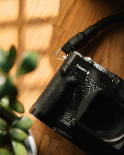 Kurzes Kameraseil, Handschlaufe, Kameragurt in Schwarz und weiteren Farben für Analoge und DSLR Kamera - Vintage Camera Strap - strapnstyles