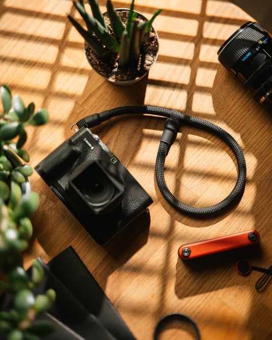 Kurzes Kameraseil, Handschlaufe, Kameragurt in Schwarz und weiteren Farben für Analoge und DSLR Kamera - Vintage Camera Strap - strapnstyles