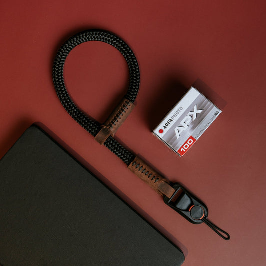 Kurzes Quick Release Kameraseil, Handschlaufe, Kameragurt in Schwarz und weiteren Farben für Analoge und DSLR Kamera - Vintage Camera Strap - strapnstyles