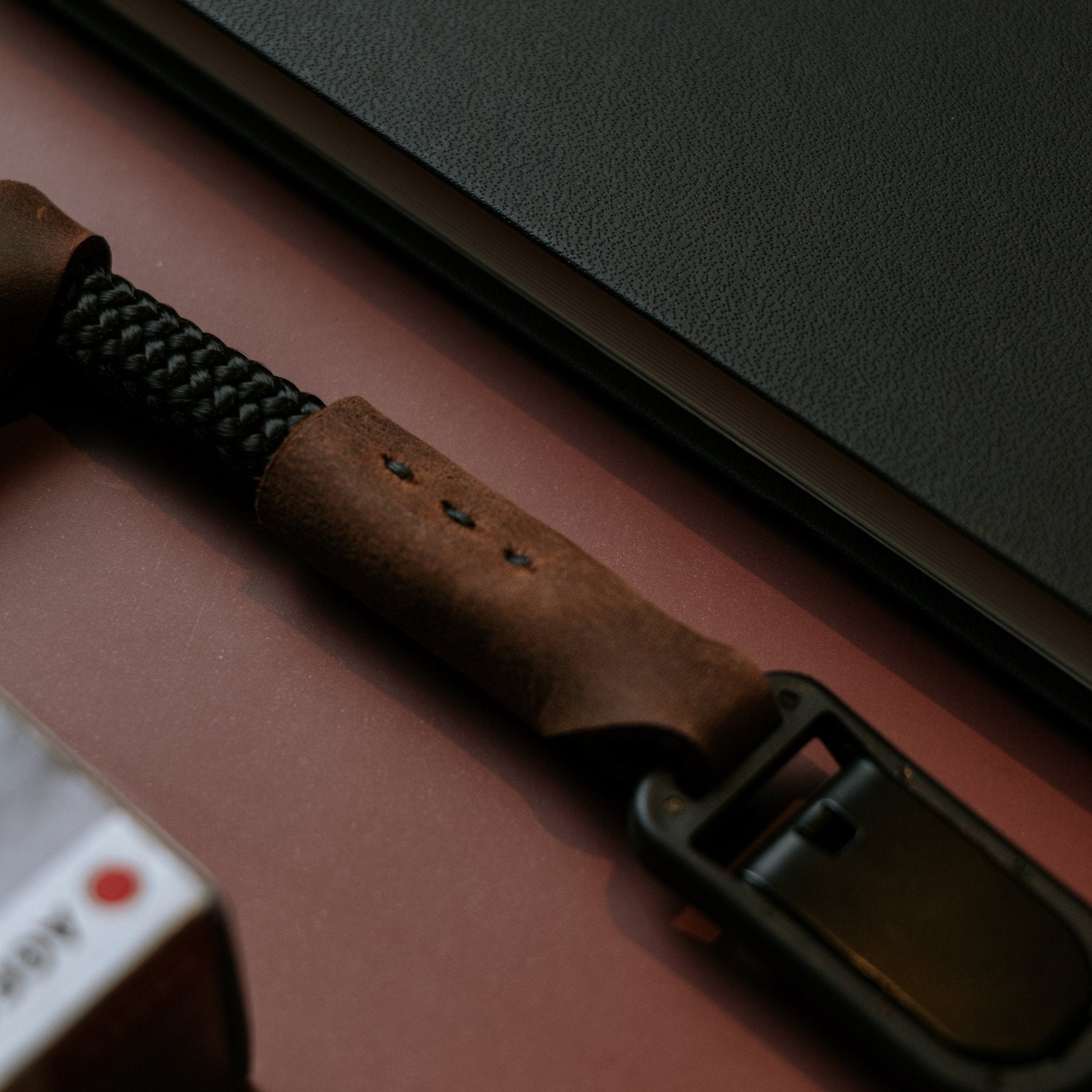Kurzes Quick Release Kameraseil, Handschlaufe, Kameragurt in Schwarz und weiteren Farben für Analoge und DSLR Kamera - Vintage Camera Strap - strapnstyles