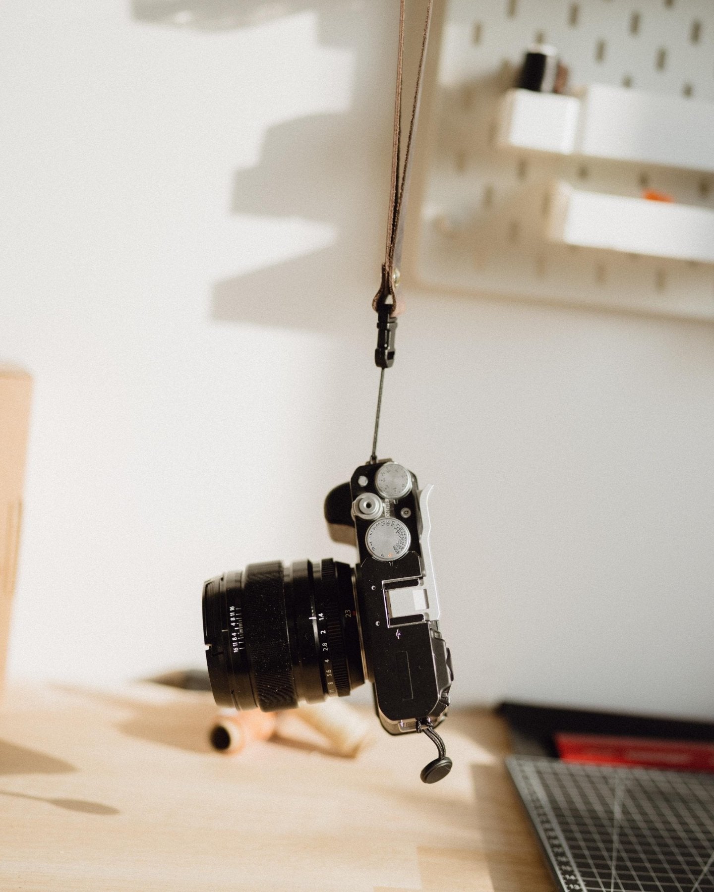 Minimalistischer Leder Kameragurt mit Clip – robustes Strapnstyles Design
