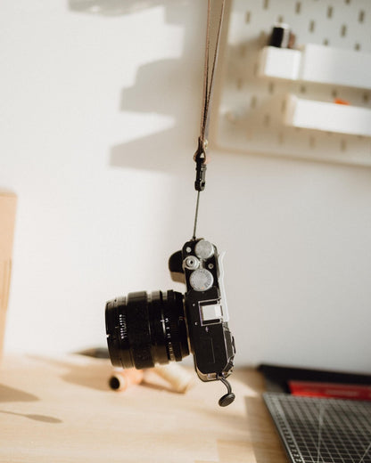 Minimalistischer Leder Kameragurt mit Clip – robustes Strapnstyles Design