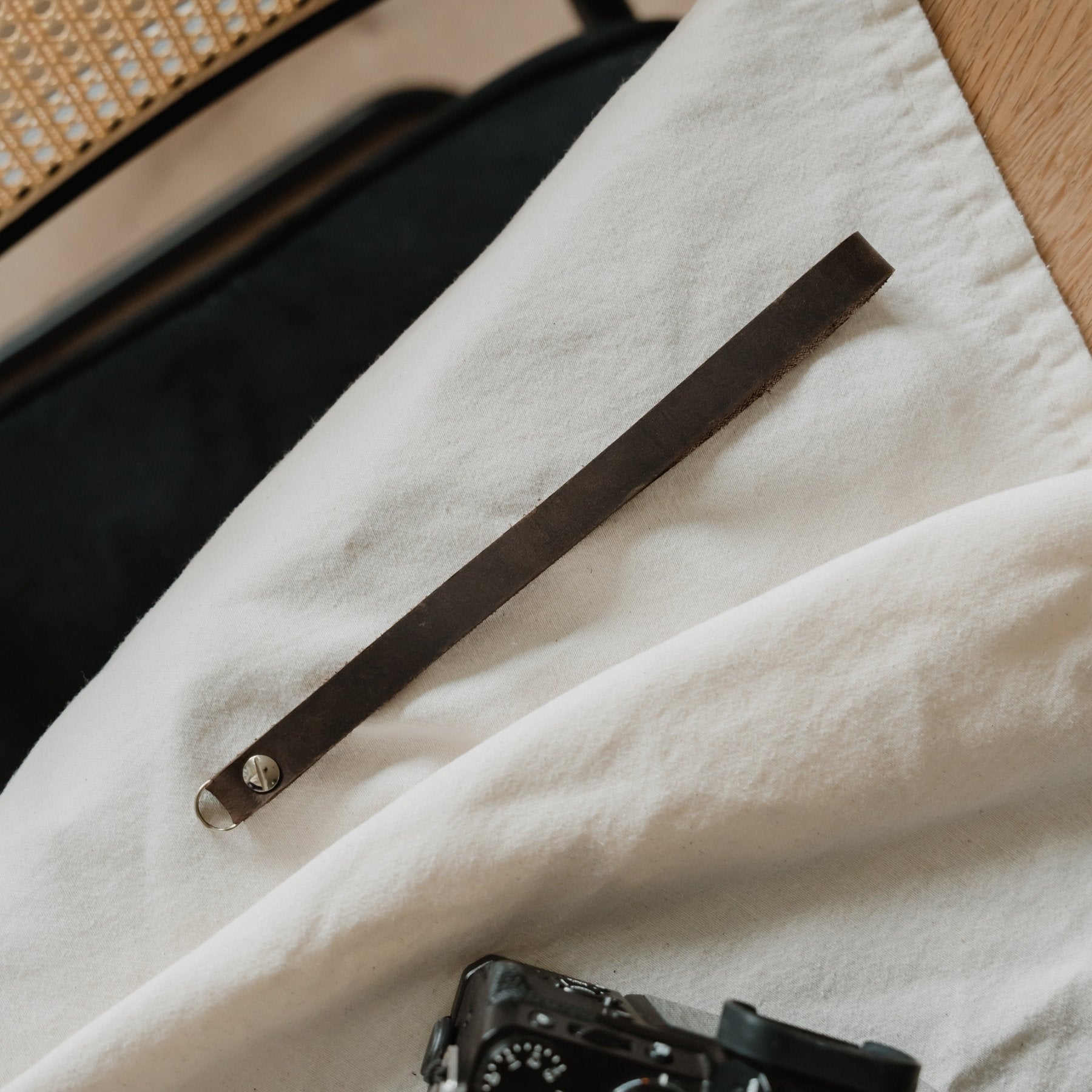 Strapnstyles Leder Handschlaufe für Kamera – handmade leather camera wrist strap