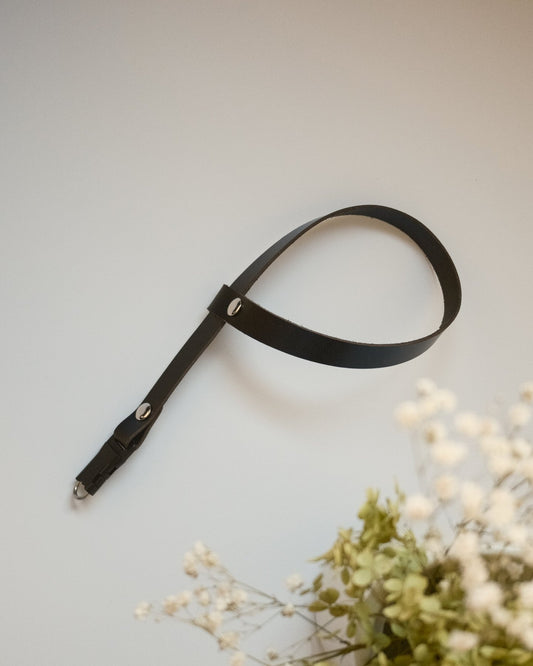 Leder Handschlaufe Quick Release in Schwarz, Kamera Handschlaufe aus Vollnarbenleder | strapnstyles - strapnstyles