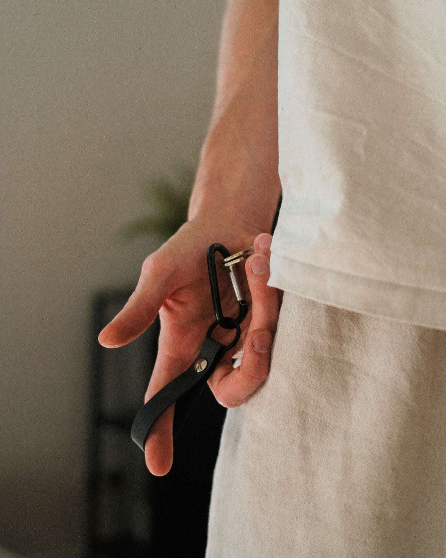 Leder Schlüsselanhänger mit Schlüsselring in Schwarz und Braun – persönliches Geschenk für Papa, Mama & Freund, stylisch robust - strapnstyles