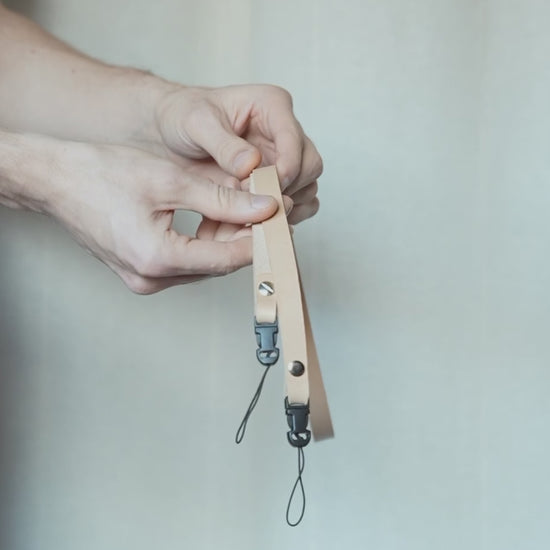 Ledergurt in hellem Naturleder mit kleinen Quick Release Clips, Video