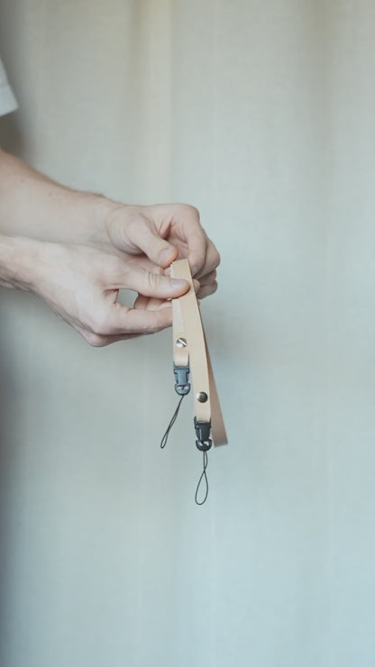 Ledergurt in hellem Naturleder mit kleinen Quick Release Clips, Video