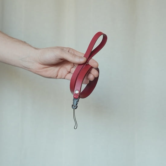 Leder-Handschlaufe in Rot mit Quick Release Clip, Video