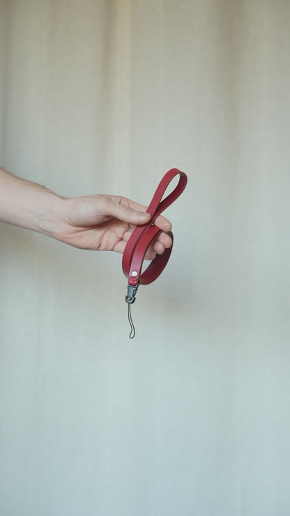 Leder-Handschlaufe in Rot mit Quick Release Clip, Video