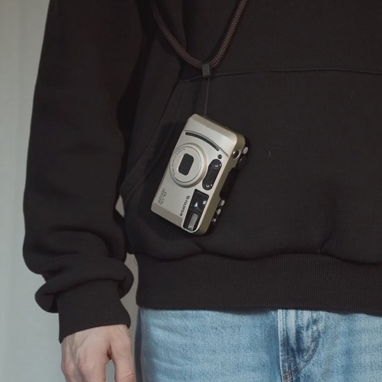Video: dünnes Kameraseil in Braun mit Kompaktkamera, strapnstyles