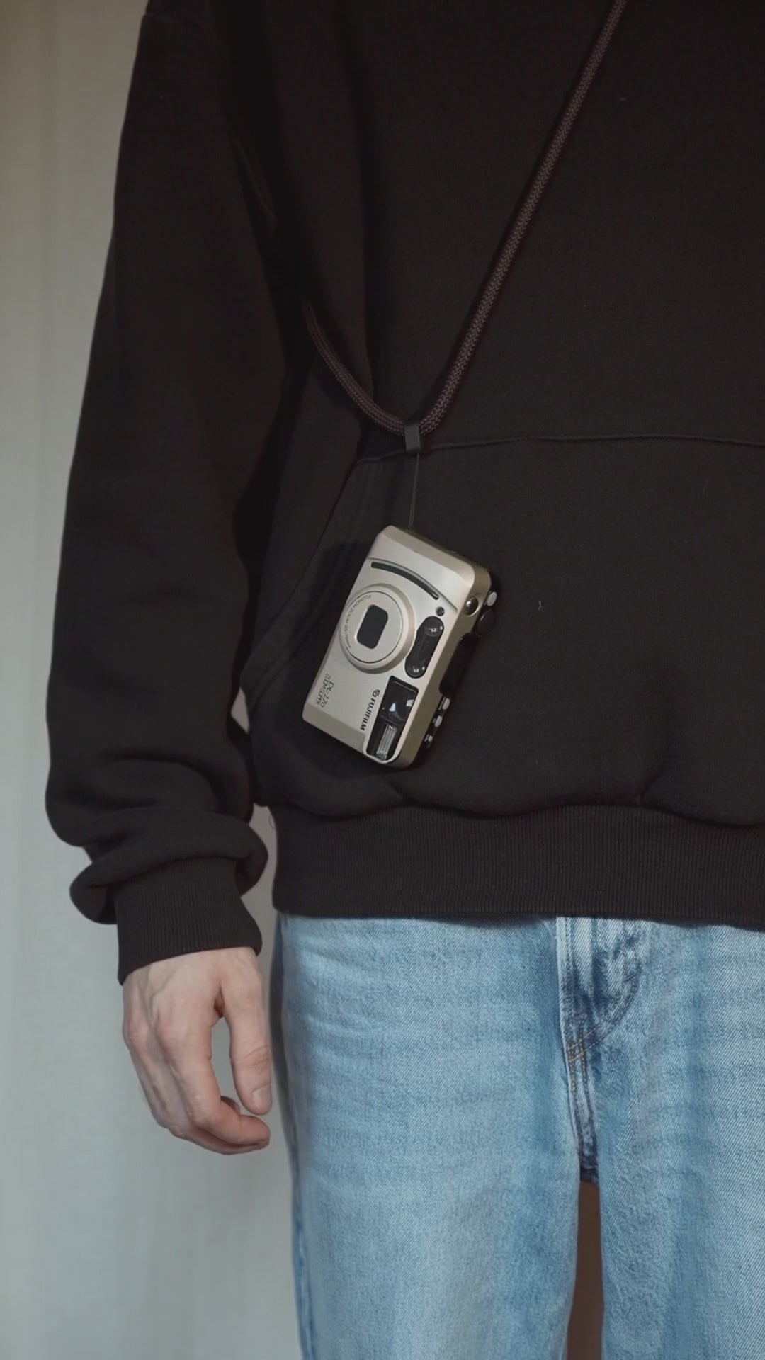 Video: dünnes Kameraseil in Braun mit Kompaktkamera, strapnstyles