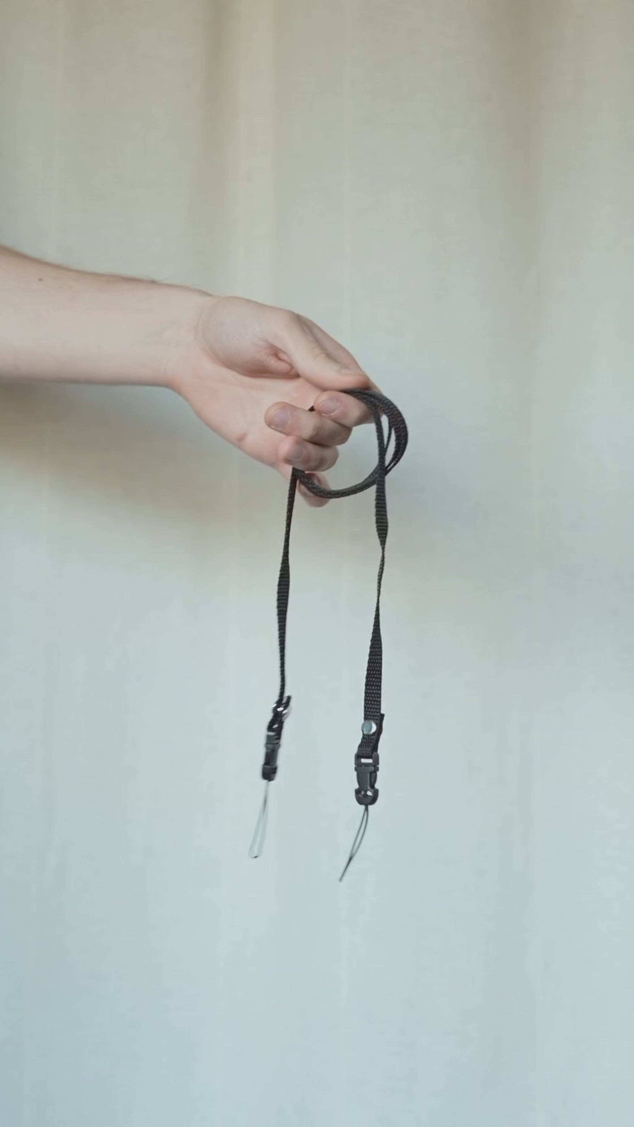 Schmaler Gurtband-Kameragurt in Schwarz mit Quick Release Clips, Video
