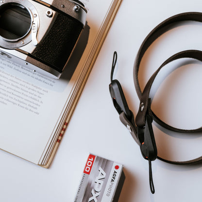 Quick Release Leather Strap - Schmaler Vintage Kameragurt aus Leder in Schwarz, Kameragurt für Analoge und DSLR Kamera - Camera Strap - strapnstyles