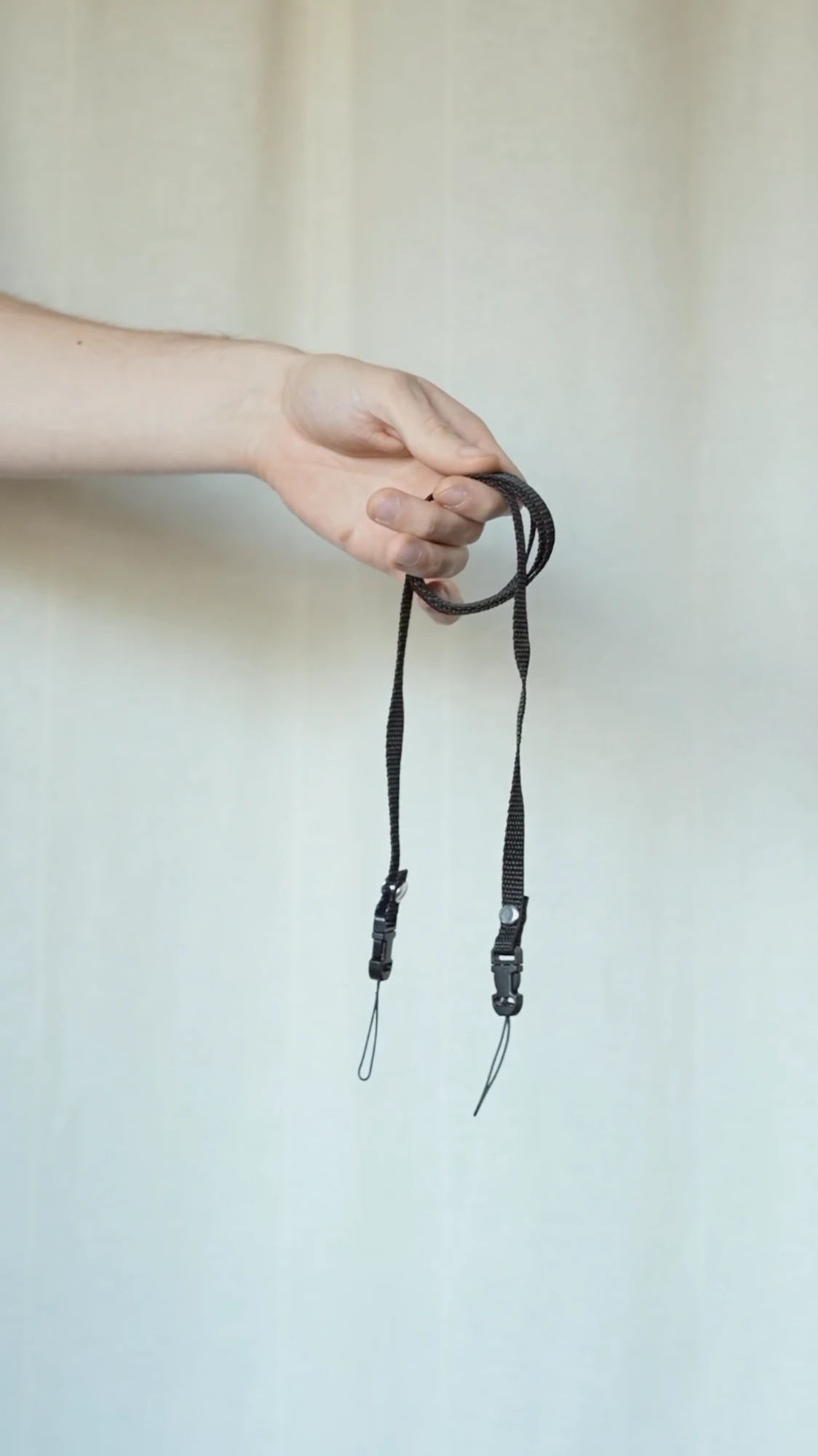 Schmaler Gurtband-Kameragurt in Schwarz mit Quick Release Clips, Second Hand Einzelstück