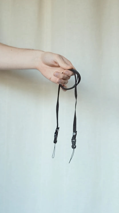 Schmaler Gurtband-Kameragurt in Schwarz mit Quick Release Clips, Second Hand Einzelstück