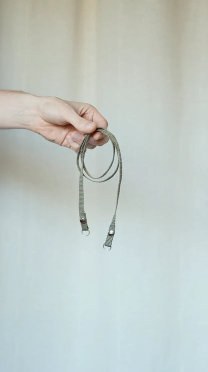 Schmaler Gurtband-Kameragurt in Oliv mit Metallringen, Second Hand Einzelstück