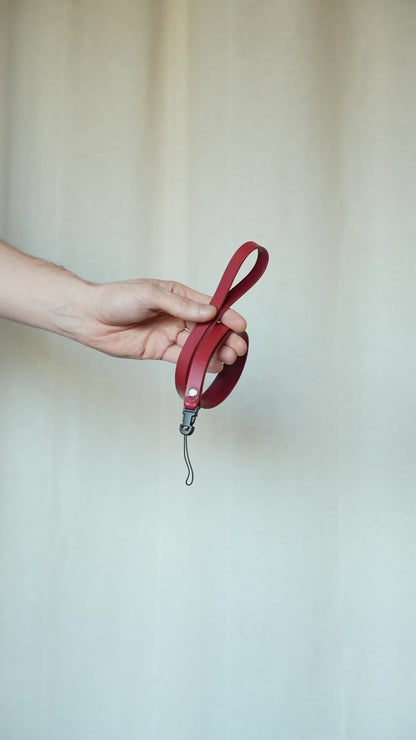 Leder-Handschlaufe in Rot mit Quick Release Clip, Second Hand Einzelstück