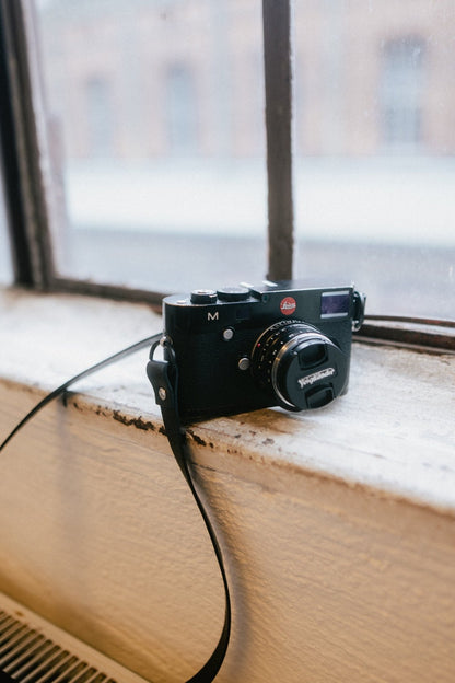 The Leica Strap - Schmaler Vintage Kameragurt aus hochwertigem Leder in Schwarz, Kameragurt für Analoge und DSLR Kamera - Camera Strap - strapnstyles