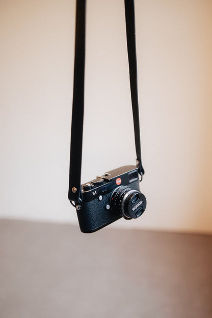 The Leica Strap - Schmaler Vintage Kameragurt aus hochwertigem Leder in Schwarz, Kameragurt für Analoge und DSLR Kamera - Camera Strap - strapnstyles