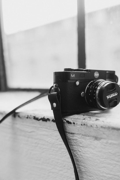 The Leica Strap - Schmaler Vintage Kameragurt aus hochwertigem Leder in Schwarz, Kameragurt für Analoge und DSLR Kamera - Camera Strap - strapnstyles